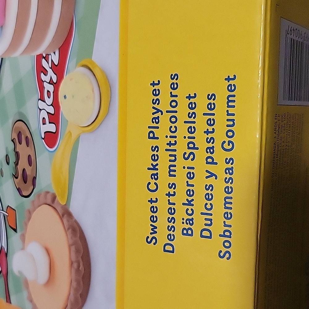 Play-Doh Kitchen Creations - Sweet Cakes Playset with 8 Colors, Playmat, Over 15 - Picture 6 of 7